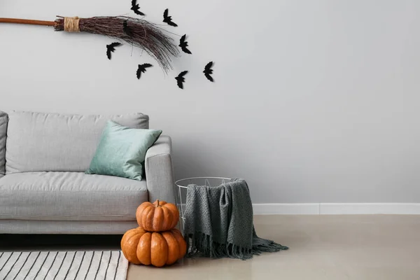 Innenraum Des Halloween Dekorierten Wohnzimmers Mit Grauem Sofa Und Kürbissen — Stockfoto