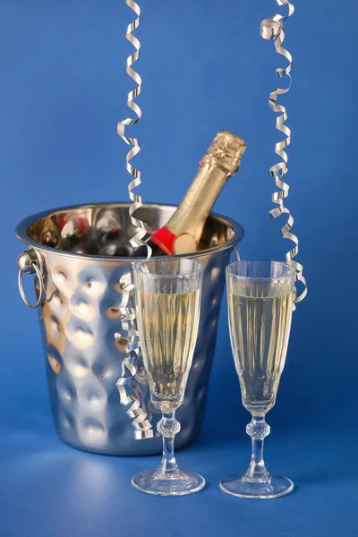 Ijsemmer Met Fles Glazen Champagne Serpentijn Kleur Achtergrond — Stockfoto