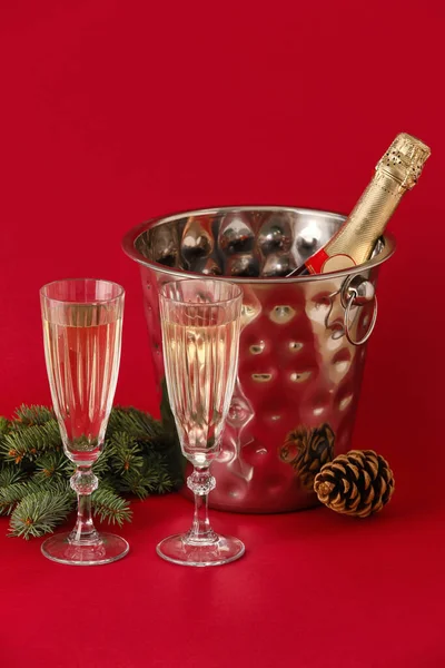 Ijsemmer Met Fles Glazen Champagne Sparren Takken Kleur Achtergrond — Stockfoto