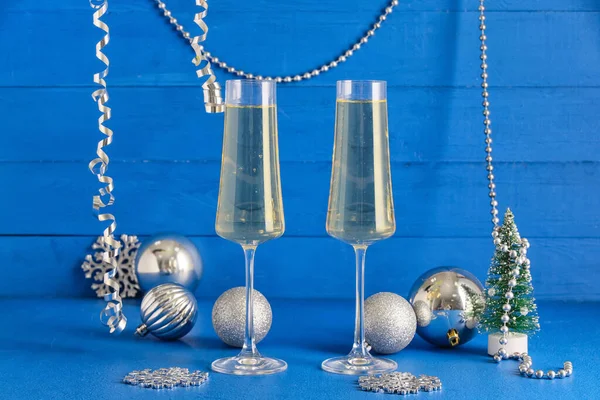 Gläser Champagner Und Weihnachtsdekoration Auf Farbigem Holzhintergrund — Stockfoto