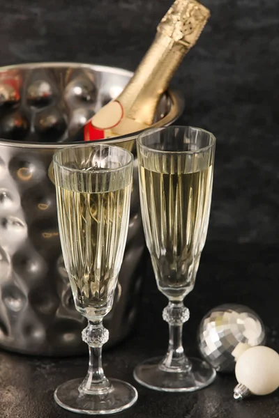Ведро Льдом Бутылкой Бокалами Шампанского Тёмном Фоне Крупным Планом — стоковое фото