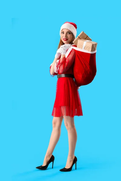 Belle Jeune Femme Costume Père Noël Avec Sac Cadeaux Sur — Photo