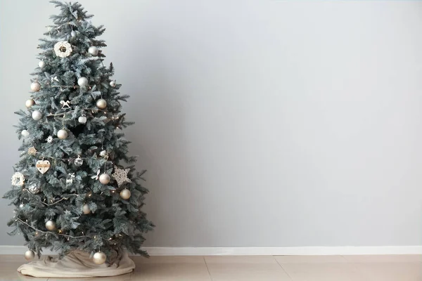Árvore Natal Com Luzes Brilhantes Decoração Perto Parede Luz — Fotografia de Stock