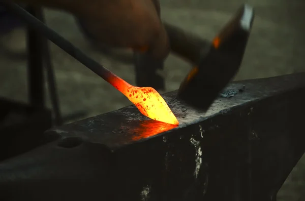 Herrero forjando un pasador de metal — Foto de Stock