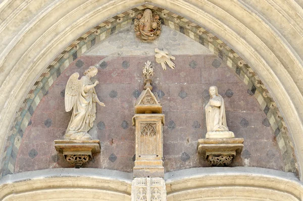 Pedimento porta della chiesa — Foto Stock