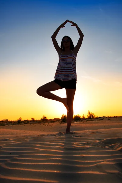 Meisje op zand — Stockfoto