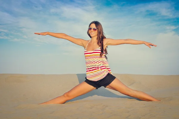 Meisje op zand — Stockfoto