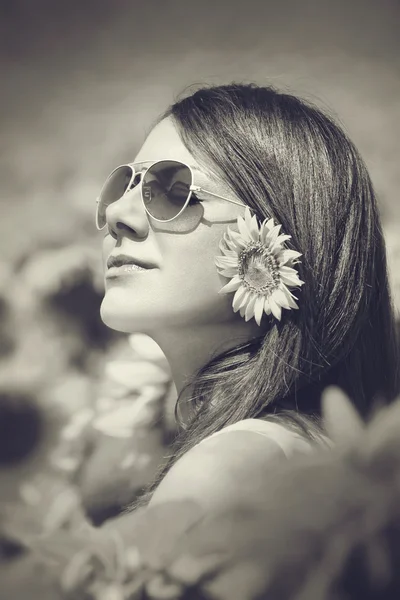 Mladá žena v oboru krása se slunečnicemi — Stock fotografie