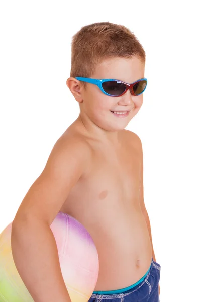 Een gelukkige jongen op het strand klaar — Stockfoto