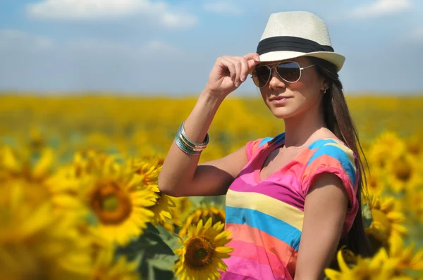 Jovem mulher no campo de beleza com girassóis — Fotografia de Stock