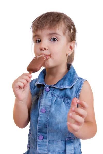 Piccola ragazza riccia con gelato — Foto Stock