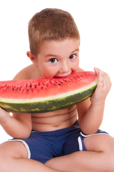 Grappig meisje eten een watermeloen — Stockfoto