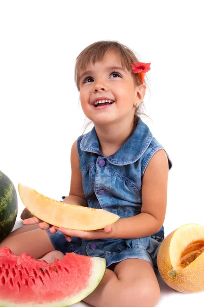 Grappig meisje eten een watermeloen — Stockfoto