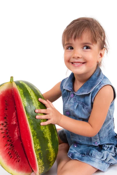 Grappig meisje eten een watermeloen — Stockfoto