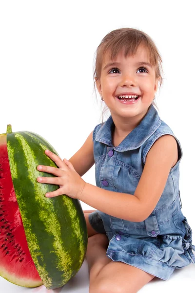 Grappig meisje eten een watermeloen — Stockfoto