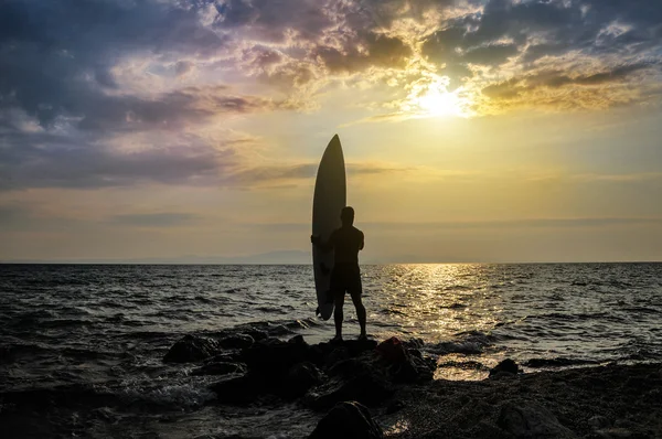 Zonsondergang surfer silhouet — Stockfoto