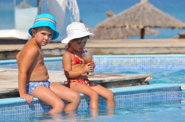 kız ve erkek kardeşim suyu içmek