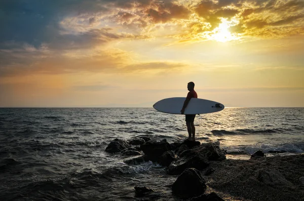 Ηλιοβασίλεμα surfer σιλουέτα — Φωτογραφία Αρχείου