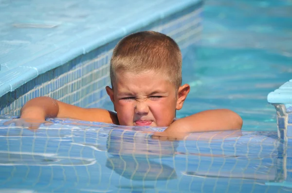 Jongen in het zwembad — Stockfoto