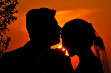 mutlu genç bir çift yeni evli