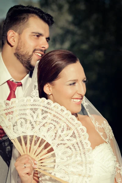 Onnellinen nuori pari juuri naimisissa — kuvapankkivalokuva