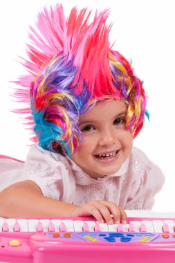 renkli peruklar ile küçük kız