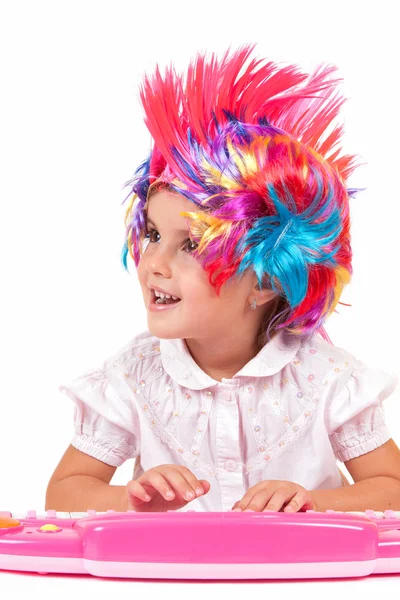 Meisje met kleurrijke pruiken — Stockfoto