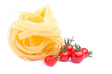 Spagetti ve beyaz arka plan üzerinde izole olgun domates