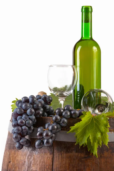 Az üveg bor és régi hordót és grape — Stock Fotó