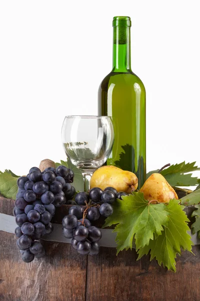 Uvas e peras de vinho sobre fundo branco — Fotografia de Stock