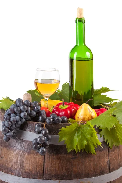 酿酒葡萄和梨在白色背景上 — 图库照片