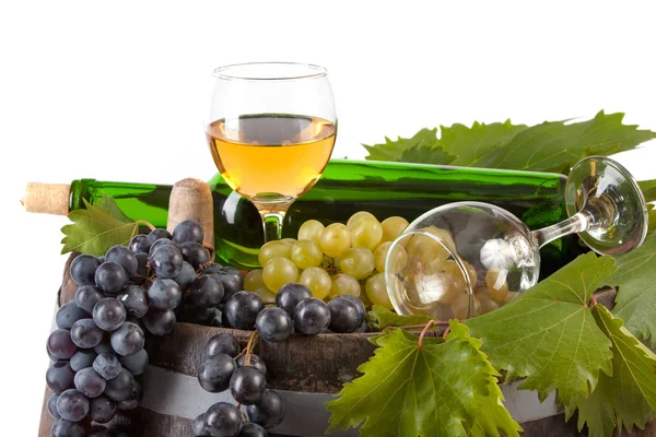 Uvas y peras de vino sobre fondo blanco — Foto de Stock