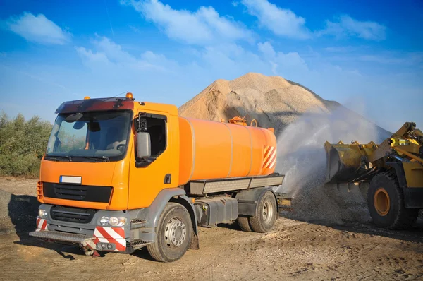 Vrachtwagen op de asfalt-plant — Stockfoto