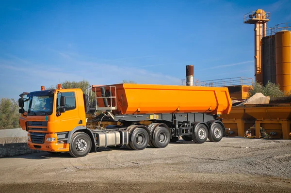 Vrachtwagen op de asfalt-plant — Stockfoto