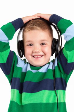 gülümseyen küçük çocuk headphon müzik