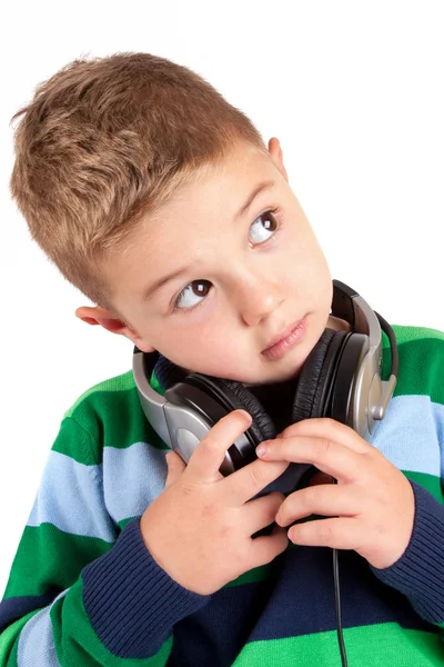 Niño sonriente escuchando música en el auricular — Foto de Stock