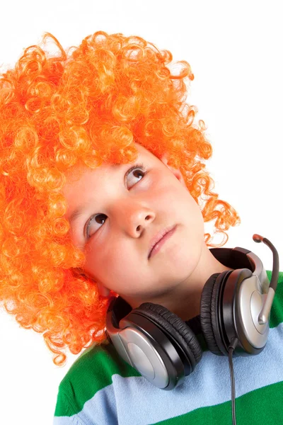 Uśmiechnięty chłopczyk słuchanie muzyki w headphon — Zdjęcie stockowe