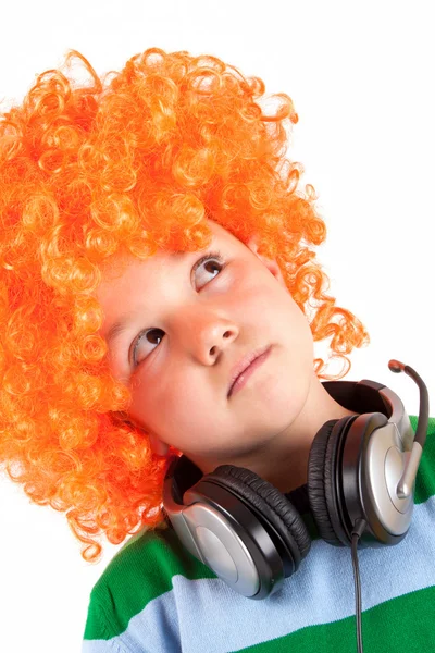 Niño sonriente escuchando música en el auricular — Foto de Stock