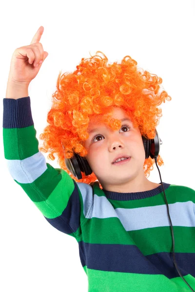 Niño sonriente escuchando música en el auricular —  Fotos de Stock