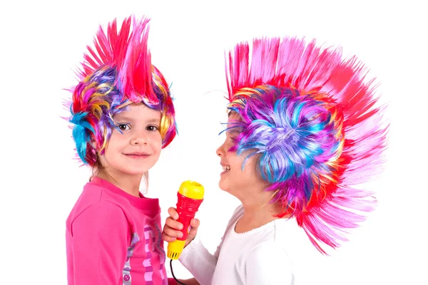 Menina com uma peruca colorida — Fotografia de Stock