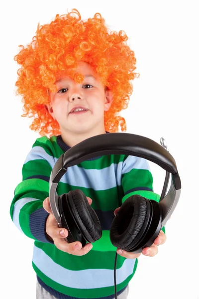 Leende liten pojke lyssna på musik i headphon — Stockfoto