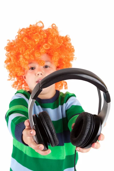 Petit garçon souriant écoutant de la musique dans le casque — Photo