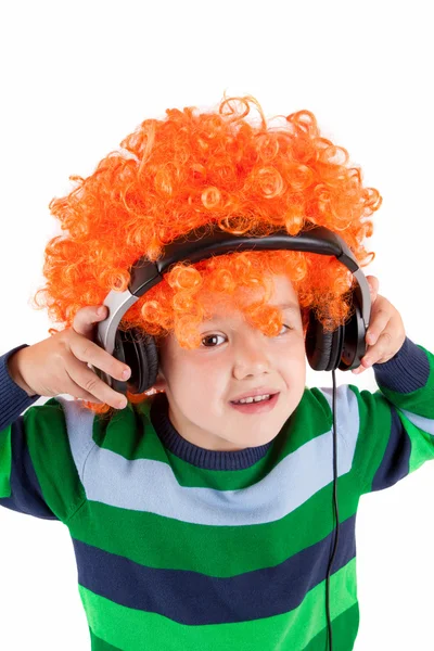 Leende liten pojke lyssna på musik i headphon — Stockfoto