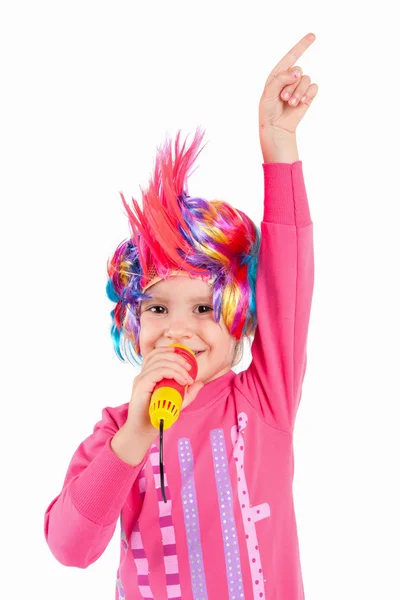 Les enfants chantent avec des perruques colorées — Photo