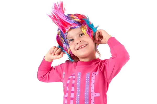 Barnen sjunger med färgglada peruker — Stockfoto
