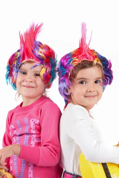 De kinderen zingen met kleurrijke pruiken — Stockfoto