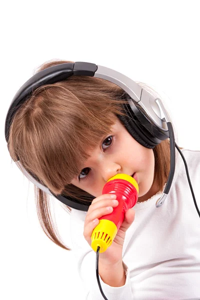 Petite fille écoutant de la musique — Photo