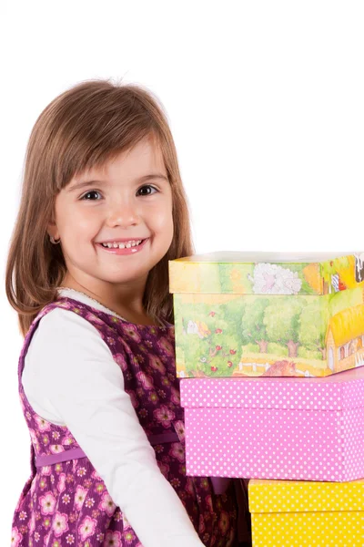 Фото красивой маленькой девочки с пакетами покупок на белом фоне — стоковое фото