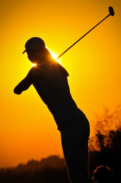 Chica jugando al golf en la puesta del sol —  Fotos de Stock