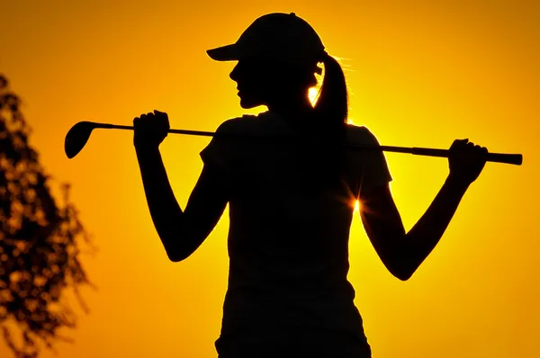 Menina jogando golfe no pôr do sol — Fotografia de Stock